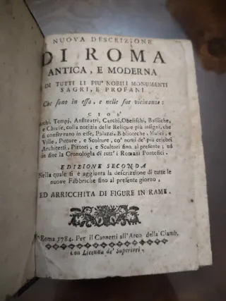Libro antiguo de Roma con multitud de grabados