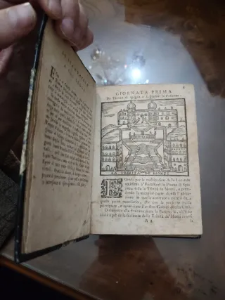 Libro antiguo de Roma con multitud de grabados