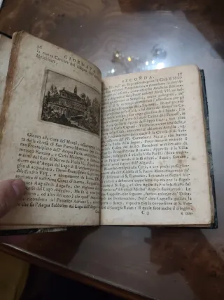 Libro antiguo de Roma con multitud de grabados