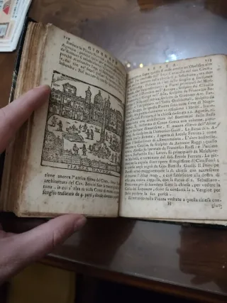 Libro antiguo de Roma con multitud de grabados
