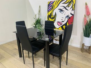 Mesa cristal y 4 sillas comedor