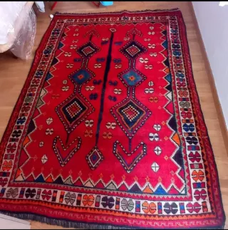 Alfombra en buen estado,con unos colores alegres