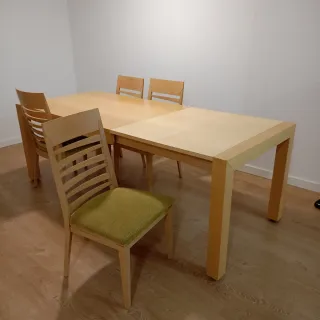 Mesa de comedor y 4 sillas de madera.