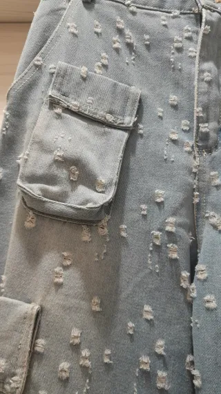 Pantaloni cargo a gamba larga strappati