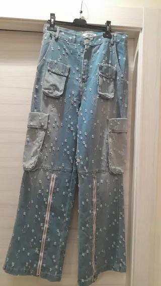 Pantaloni cargo a gamba larga strappati