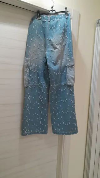 Pantaloni cargo a gamba larga strappati