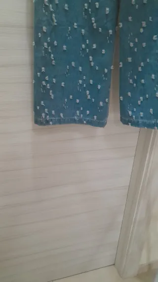 Pantaloni cargo a gamba larga strappati