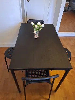 Tavolo da pranzo Ikea nero con sedie e panche