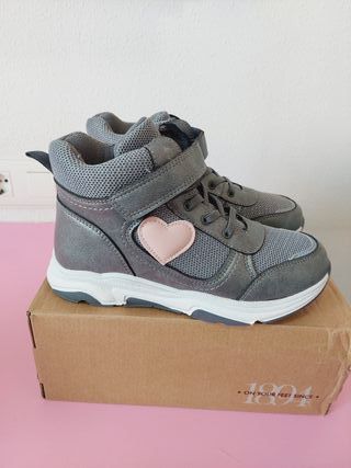 Botas Deportivas Bata Gris Corazón Rosa T.35