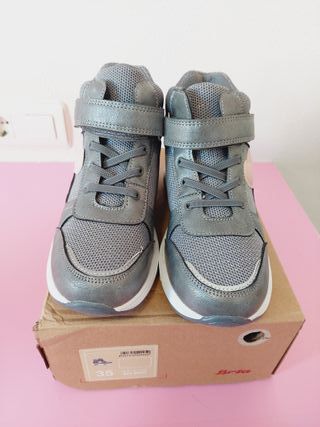 Botas Deportivas Bata Gris Corazón Rosa T.35