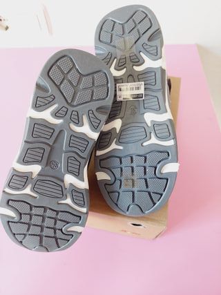 Botas Deportivas Bata Gris Corazón Rosa T.35