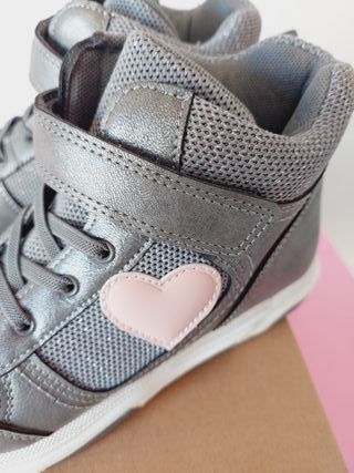 Botas Deportivas Bata Gris Corazón Rosa T.35