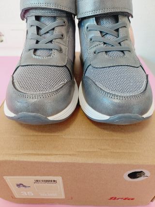 Botas Deportivas Bata Gris Corazón Rosa T.35