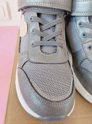 Botas Deportivas Bata Gris Corazón Rosa T.35