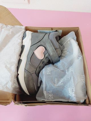Botas Deportivas Bata Gris Corazón Rosa T.35