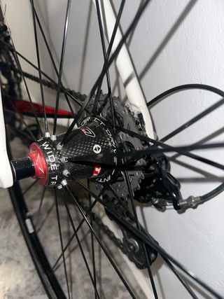 Bicicleta de carretera negra y blanca