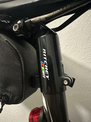 Bicicleta de carretera negra y blanca