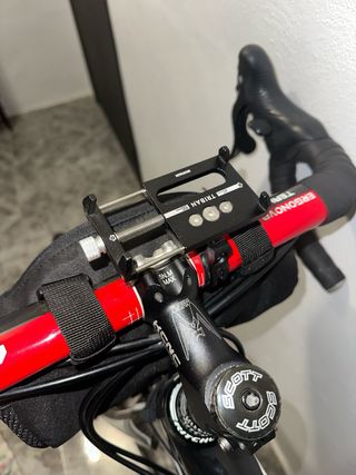 Bicicleta de carretera negra y blanca