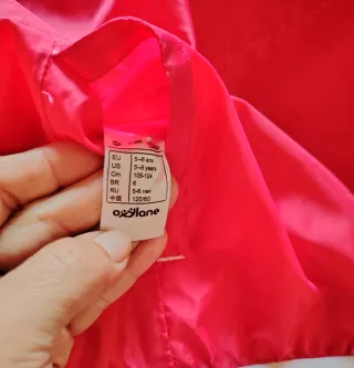 Chubasquero Decathlon rosa con capucha, talla 5/6