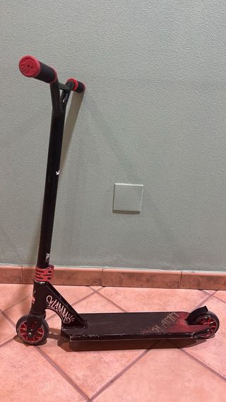 Patinete infantil negro y rojo