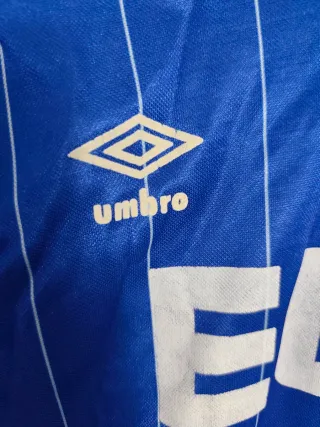 Camiseta Umbro Azul Rayas Blancas Talla M