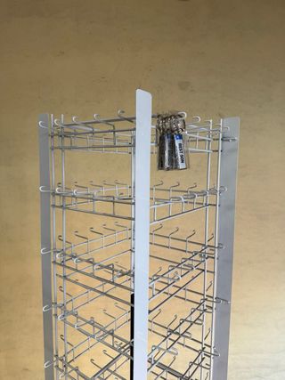 Expositor metálico blanco y negro porta llaveros