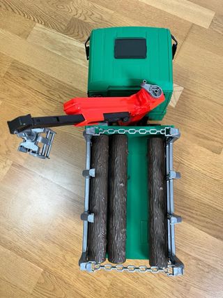 Camión Bruder transporte troncos con grúa