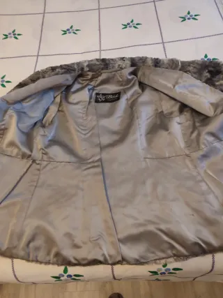 Chaquetón de piel gris