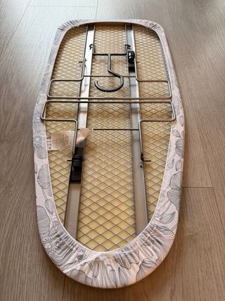 Tabla de planchar nueva con estampado floral