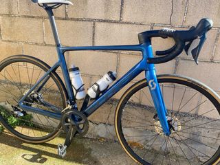 Bicicleta de carretera Scott azul