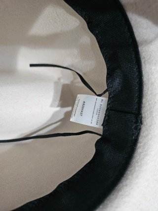 Cappello Fedora Beige con Dettagli Oro