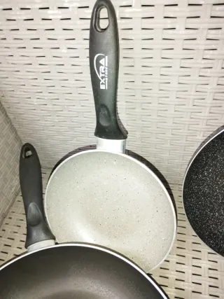 Lotto 4 padelle con piccoli difetti