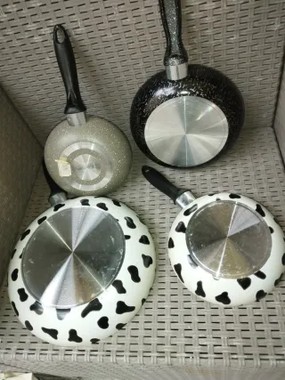 Lotto 4 padelle con piccoli difetti