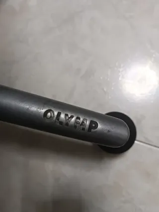 Silla de escritorio negra y plateada