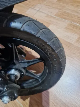 Moto electrica niño marca injusa roja y negra