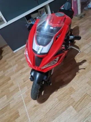 Moto electrica niño marca injusa roja y negra