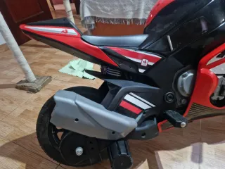 Moto electrica niño marca injusa roja y negra