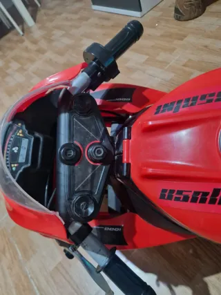 Moto electrica niño marca injusa roja y negra