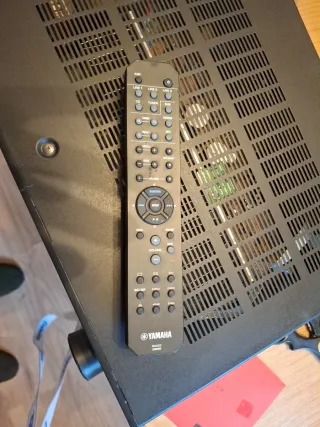 Amplificador Yamaha Negro con Mando