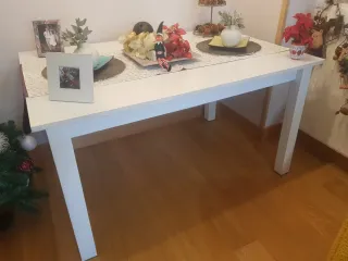 Mesa de comedor blanca  extensible.  Solo la mesa.