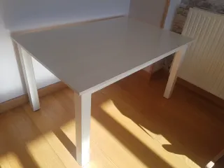 Mesa de comedor blanca  extensible.  Solo la mesa.