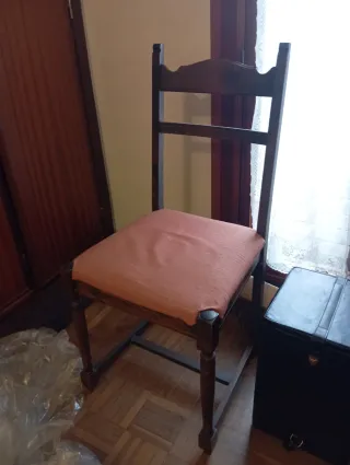 Silla de madera con asiento rosa