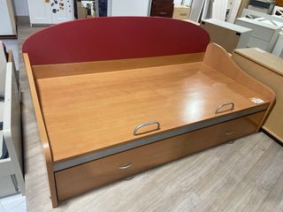 Cama nido con cajones y cabecero rojo