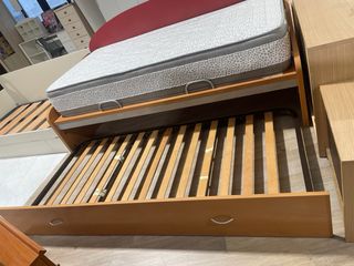 Cama nido con cajones y cabecero rojo