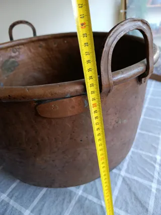 Antica pentola di rame con manici