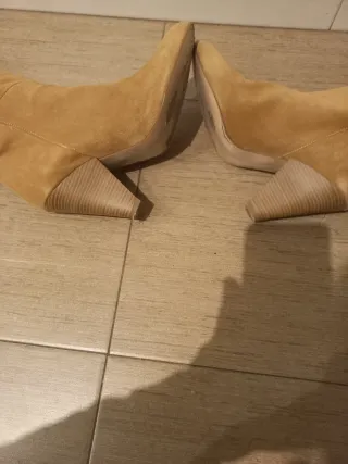 Botas de tacón beige