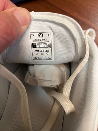 Zapatillas Veja Blancas con Logo Rojo