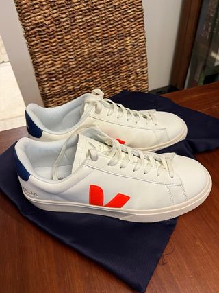 Zapatillas Veja Blancas con Logo Rojo