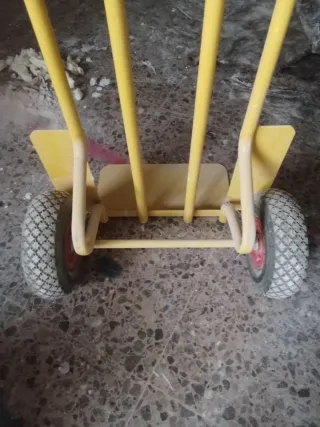 Carretilla amarilla de carga