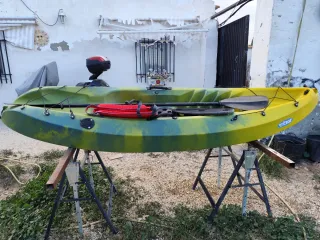 Kayak como nuevo con cañeros